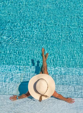 Lüks içinde beş yıldızlı bir kadın yüzme havuzunda spa yapıyor.. 