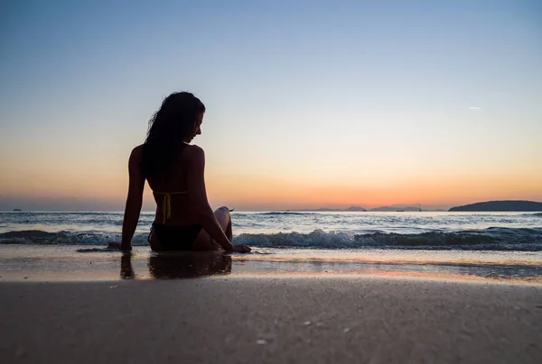 Femme Maillot Bain Posant Sur Plage Coucher Soleil — Photo