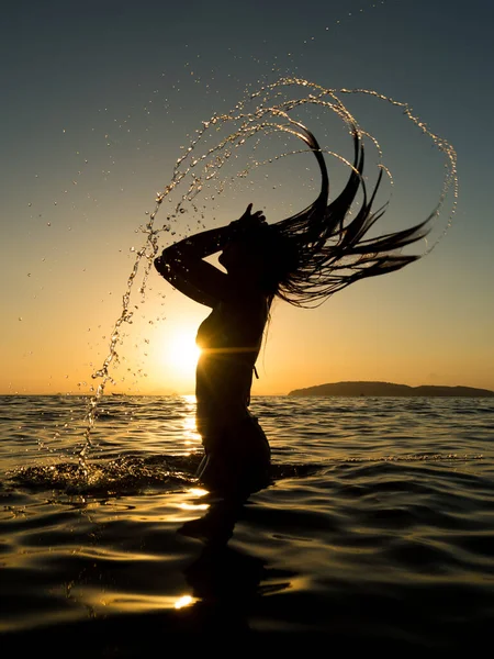 Femme Maillot Bain Posant Sur Plage Coucher Soleil — Photo