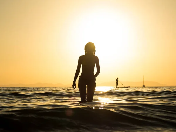 Vrouw Badpak Poseren Het Strand Bij Zonsondergang — Stockfoto