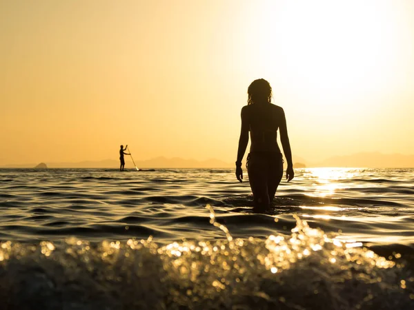 Žena Plavkách Pózuje Pláži Při Západu Slunce — Stock fotografie