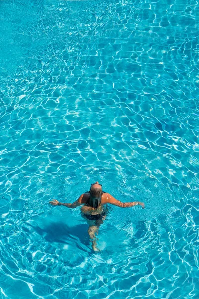 Frau Luxuriösem Fünf Sterne Wellness Resort Schwimmbad — Stockfoto