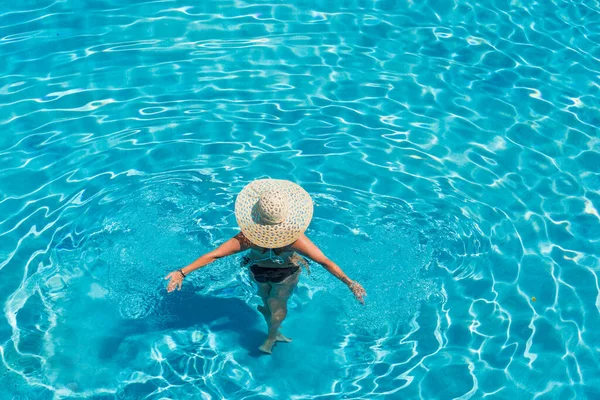 Femme Dans Spa Cinq Étoiles Luxe Dans Piscine — Photo