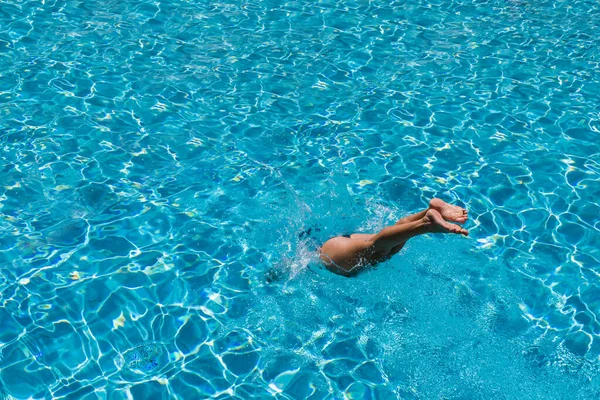 Woman Diving Πολυτελές Θέρετρο Πέντε Αστέρων Στην Πισίνα Της Ελλάδας — Φωτογραφία Αρχείου