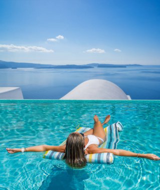 Yunanistan 'daki yüzme havuzunda beş yıldızlı spa merkezindeki lüks bir kadın.