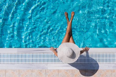 Yunanistan 'daki yüzme havuzunda beş yıldızlı spa merkezindeki lüks bir kadın.
