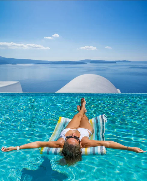 ギリシャのスイミングプールにある豪華な5つ星のスパリゾートの女性 — ストック写真