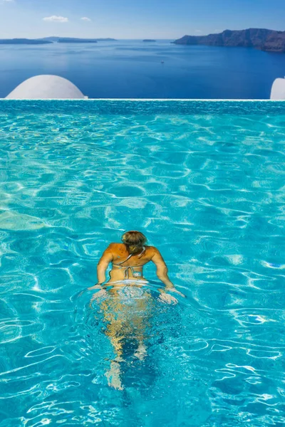 Mulher Luxo Estância Termal Cinco Estrelas Piscina Grécia — Fotografia de Stock