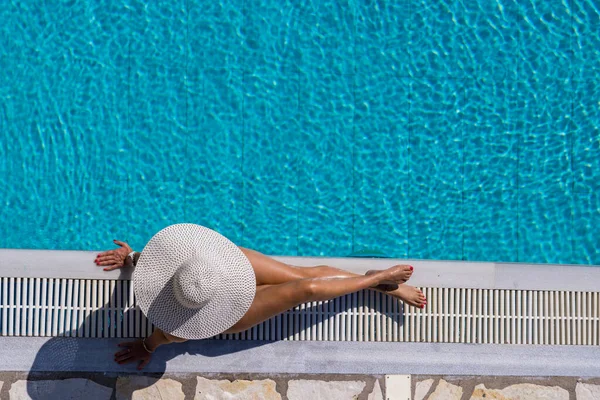 Mujer Lujoso Balneario Cinco Estrellas Piscina Grecia — Foto de Stock