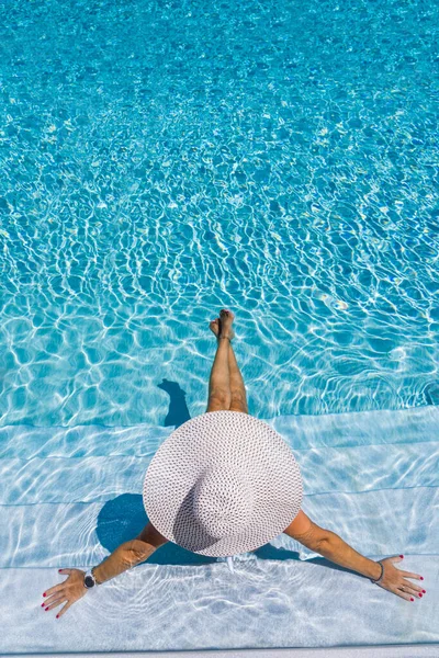 Mujer Lujoso Balneario Cinco Estrellas Piscina Grecia —  Fotos de Stock