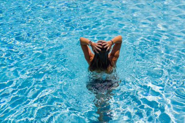 Yunanistan 'daki yüzme havuzunda beş yıldızlı spa merkezindeki lüks bir kadın.