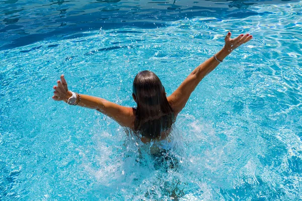 Žena Luxusním Pětihvězdičkovém Lázeňském Středisku Bazénu Řecku — Stock fotografie
