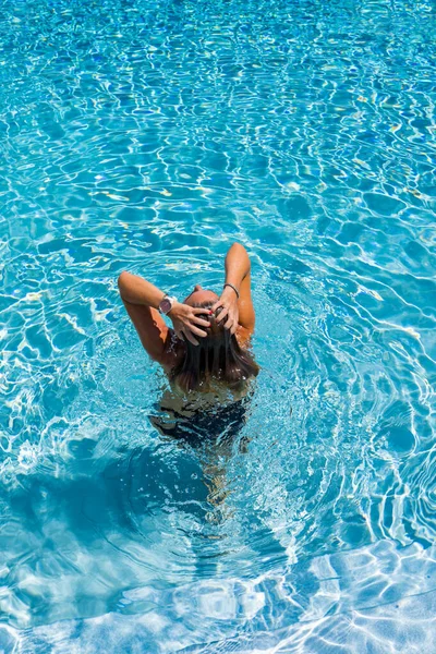 Mujer Lujoso Balneario Cinco Estrellas Piscina Grecia —  Fotos de Stock