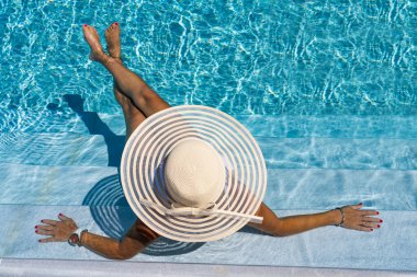 Lüks içinde beş yıldızlı bir kadın yüzme havuzunda spa yapıyor.. 