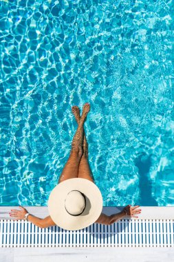 Lüks içinde beş yıldızlı bir kadın yüzme havuzunda spa yapıyor.. 