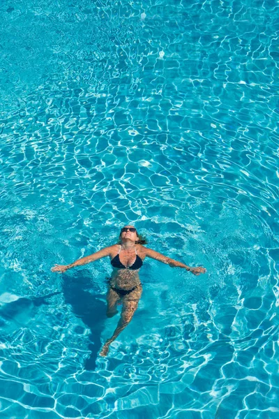 Frau Luxuriösem Fünf Sterne Wellness Resort Schwimmbad — Stockfoto