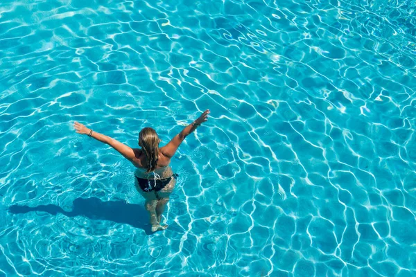 Frau Luxuriösem Fünf Sterne Wellness Resort Schwimmbad — Stockfoto