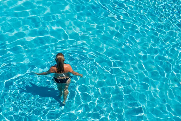 Lüks Içinde Beş Yıldızlı Bir Kadın Yüzme Havuzunda Spa Yapıyor — Stok fotoğraf