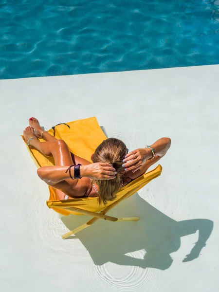 Lüks Içinde Beş Yıldızlı Bir Kadın Yüzme Havuzunda Spa Yapıyor — Stok fotoğraf