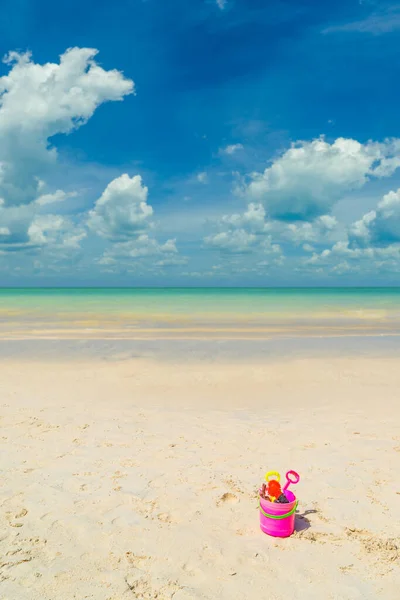 Giocattoli Bambini Sulla Spiaggia Tropicale — Foto Stock