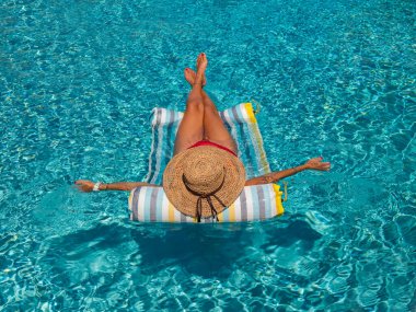 Lüks içinde beş yıldızlı bir kadın yüzme havuzunda spa yapıyor.. 