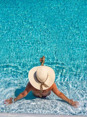 Lüks içinde beş yıldızlı bir kadın yüzme havuzunda spa yapıyor.. 