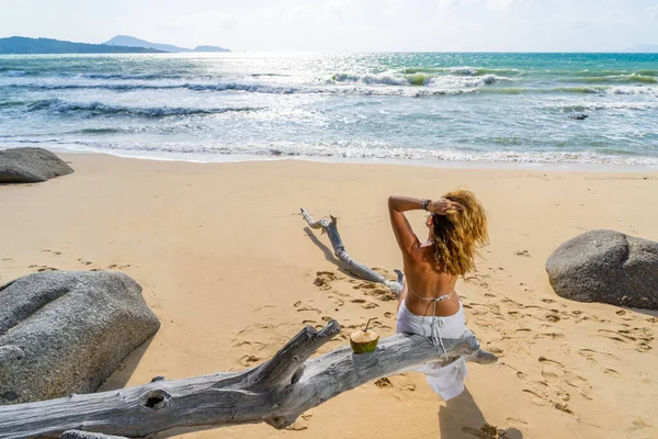 Kvinna Avkopplande Den Tropiska Stranden — Stockfoto