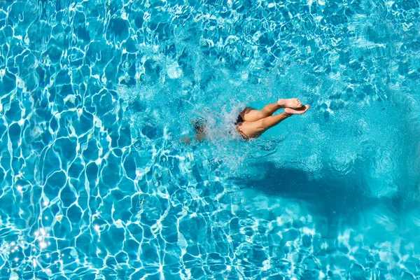 ギリシャのスイミングプールにある豪華な5つ星のスパリゾートでダイビングをする女性 — ストック写真