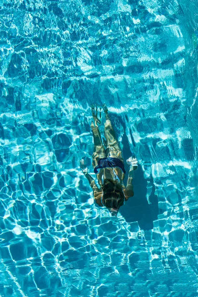 Mujer Buceando Lujoso Balneario Cinco Estrellas Piscina Grecia —  Fotos de Stock