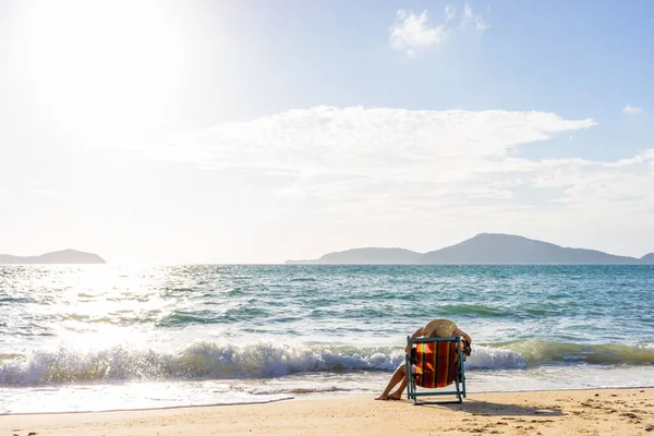 Woman Sitting Deck Chair Tropical Beach — Stock Photo, Image