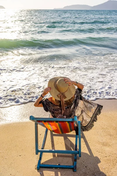 Vrouw Zittend Een Ligstoel Aan Het Tropische Strand — Stockfoto