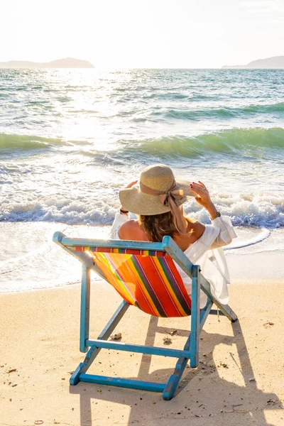 Mujer Sentada Una Tumbona Playa Tropical —  Fotos de Stock