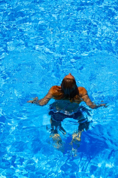 Frau Luxuriösem Fünf Sterne Wellness Resort Schwimmbad Griechenland — Stockfoto