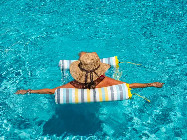 Lüks içinde beş yıldızlı bir kadın yüzme havuzunda spa yapıyor.. 