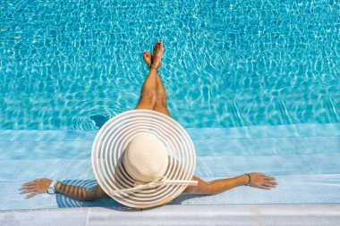 Lüks içinde beş yıldızlı bir kadın yüzme havuzunda spa yapıyor.. 