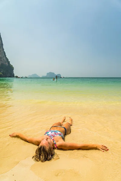 タイのビーチで美しい女性 — ストック写真