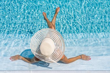 Lüks içinde beş yıldızlı bir kadın yüzme havuzunda spa yapıyor.. 