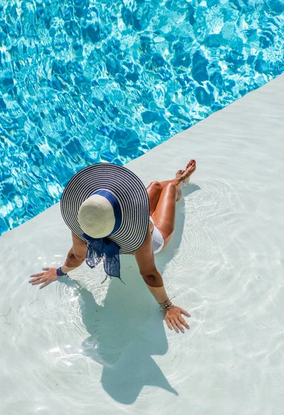 Frau Luxuriösem Fünf Sterne Wellness Resort Schwimmbad — Stockfoto