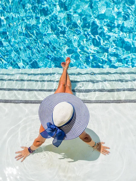 Frau Luxuriösem Fünf Sterne Wellness Resort Schwimmbad — Stockfoto