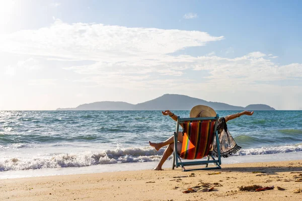 Γυναίκα Κάθεται Μια Ξαπλώστρα Στην Τροπική Παραλία — Φωτογραφία Αρχείου