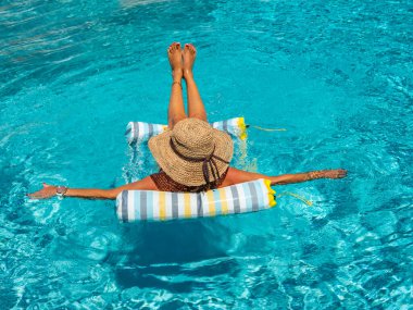 Lüks içinde beş yıldızlı bir kadın yüzme havuzunda spa yapıyor.. 