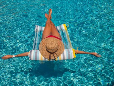 Lüks içinde beş yıldızlı bir kadın yüzme havuzunda spa yapıyor.. 