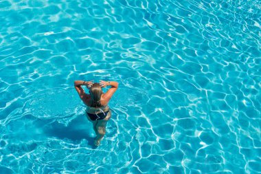 Lüks içinde beş yıldızlı bir kadın yüzme havuzunda spa yapıyor.. 