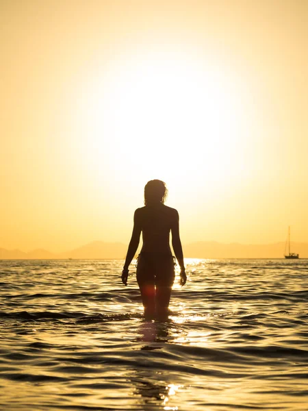 Vrouw Badpak Poseren Het Strand Bij Zonsondergang — Stockfoto