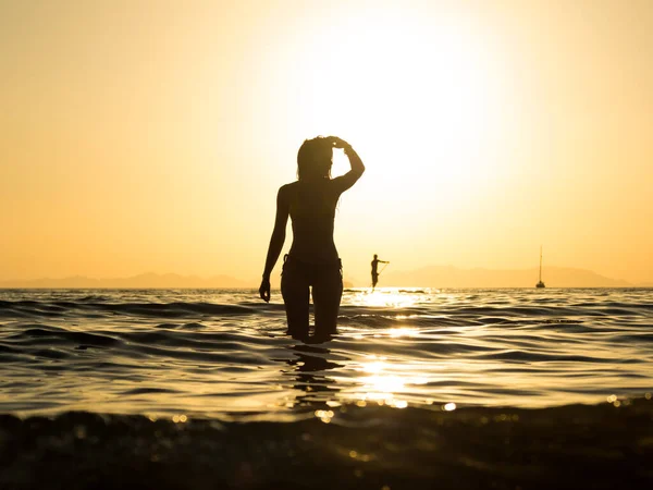 Mujer Traje Baño Posando Playa Atardecer —  Fotos de Stock