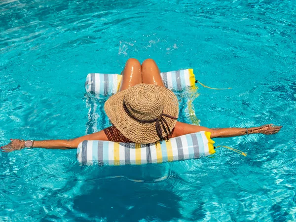 Mulher Luxo Estância Termal Cinco Estrelas Piscina — Fotografia de Stock