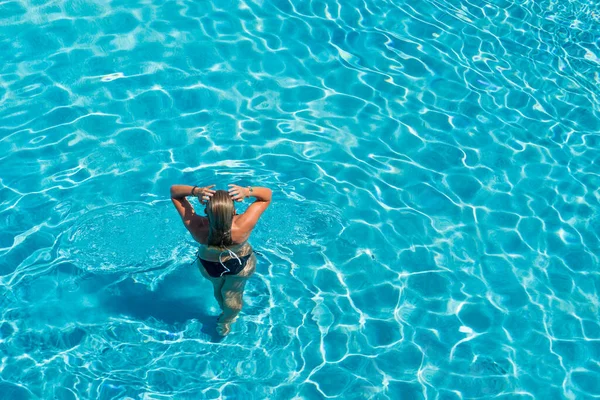 Lüks Içinde Beş Yıldızlı Bir Kadın Yüzme Havuzunda Spa Yapıyor — Stok fotoğraf