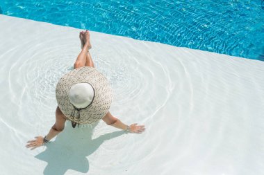 Lüks içinde beş yıldızlı bir kadın yüzme havuzunda spa yapıyor.. 