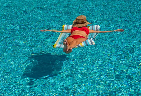 Lüks içinde beş yıldızlı bir kadın şişme bir havuzda kaplıcaya gider.