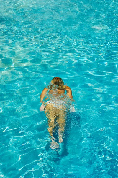 Femme Bikini Piscine Sous Marine — Photo